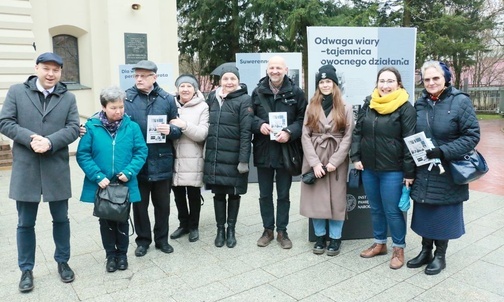Oazowicze obecni podczas otwarcia wystawy o założycielu Ruchu Światło-Życie.