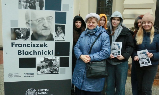 Grażyna Wilczyńska - autorka wystawy - wraz z młodzieżą zainteresowaną postacią ks. Blachnickiego.