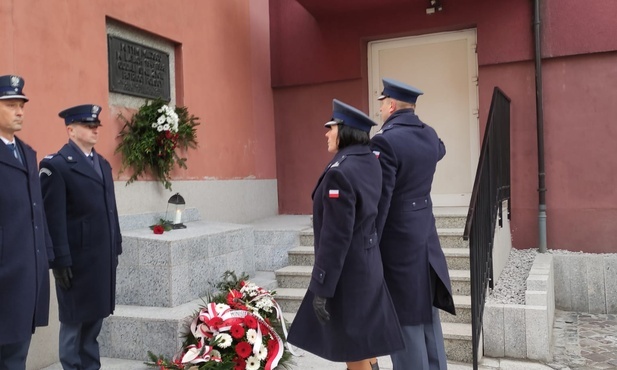 Katowice. Tablica upamiętniająca ks. Franciszka Blachnickiego stanie przed aresztem