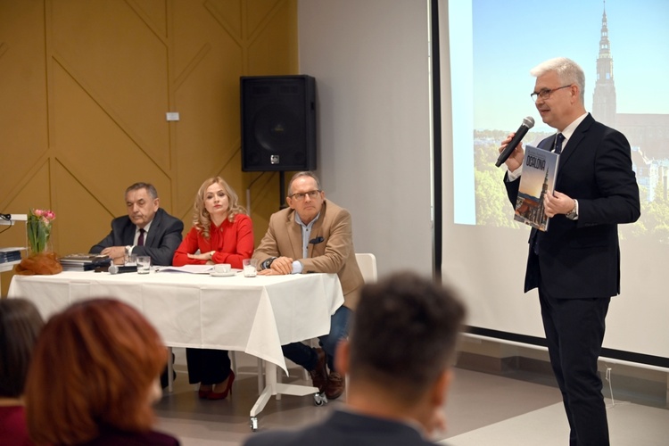 Świdnica. "Ocalona" - trzeci tom albumu o renowacji katedry