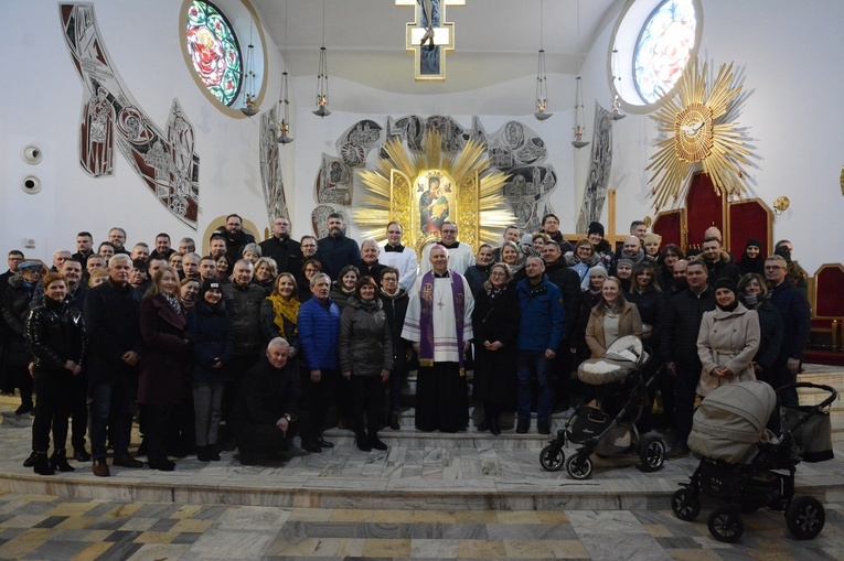 Wspólna fotografia uczestników z bp. Piotrem Turzyńskim.