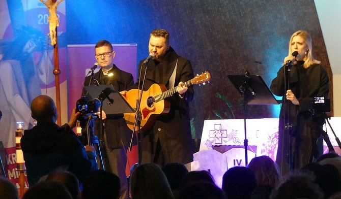 Od lewej wykonawcy Golgoty Jasnogórskiej: ks. Marek Studenski, Marcin Styczeń i Helena Adwent.
