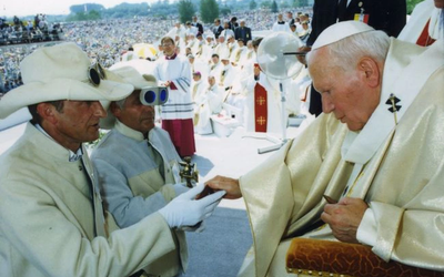 Jan Paweł II podczas Mszy św. na sandomierskich błoniach.