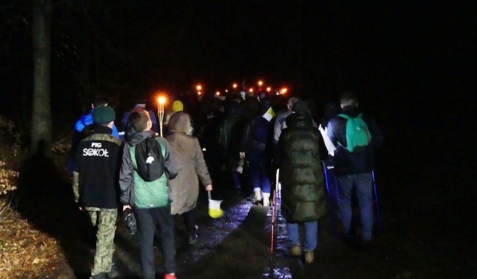 Na trasie Dekanalnej Drogi Krzyżowej na Hrobaczą Łąkę z Międzybrodzia Bialskiego.