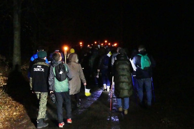 Na trasie Dekanalnej Drogi Krzyżowej na Hrobaczą Łąkę z Międzybrodzia Bialskiego.