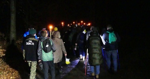 Na trasie Dekanalnej Drogi Krzyżowej na Hrobaczą Łąkę z Międzybrodzia Bialskiego.