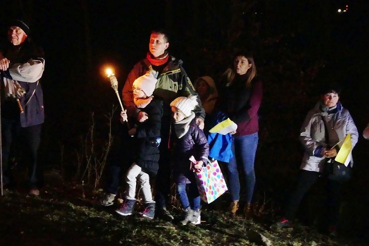 Na trasie Dekanalnej Drogi Krzyżowej na Hrobaczą Łąkę z Międzybrodzia Bialskiego.