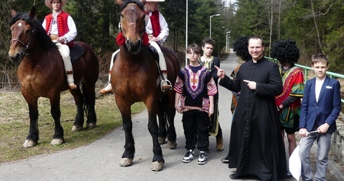 Konkursowa ekipa z ks. Wojciechem Kamińskim przy... Gniadym i Honzie.