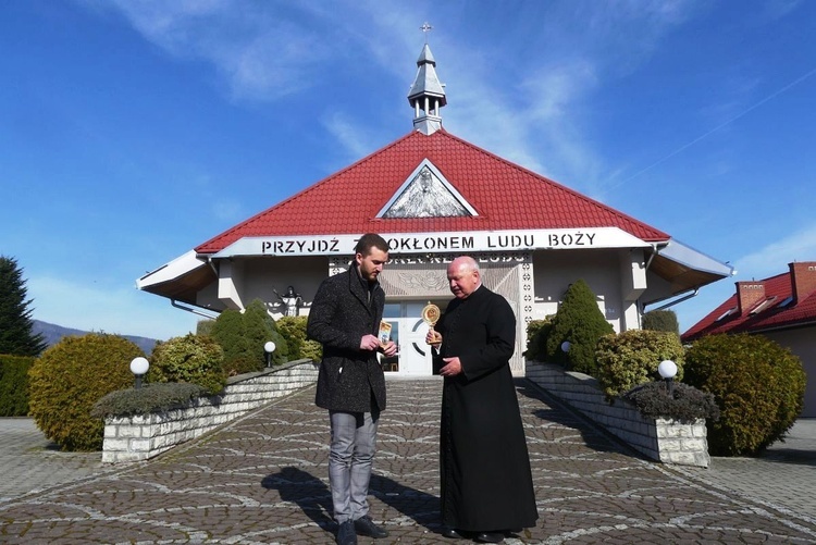 Kalna z rowerowym pielgrzymem na szlaku misji św. Antoniego 