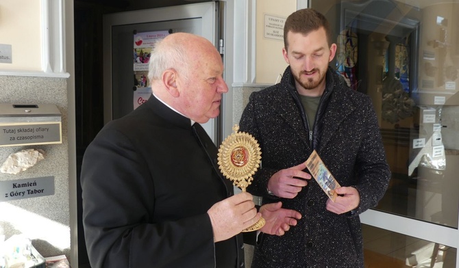 Damian Stawicki i ks. proboszcz Kazimierz Hanzlik z relikwiami św. Antoniego, którymi pobłogosławi Damiana na jego pielgrzymkowy szlak śladami świętego.