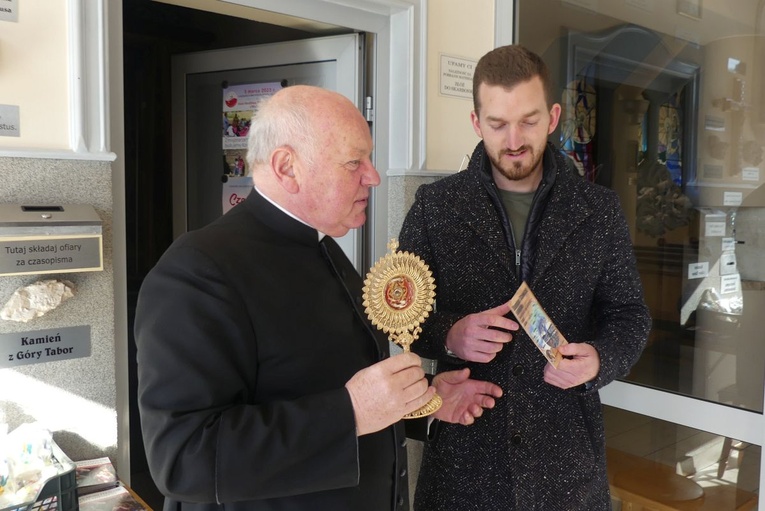 Damian Stawicki i ks. proboszcz Kazimierz Hanzlik z relikwiami św. Antoniego, którymi pobłogosławi Damiana na jego pielgrzymkowy szlak śladami świętego.