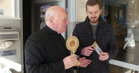 Damian Stawicki i ks. proboszcz Kazimierz Hanzlik z relikwiami św. Antoniego, którymi pobłogosławi Damiana na jego pielgrzymkowy szlak śladami świętego.