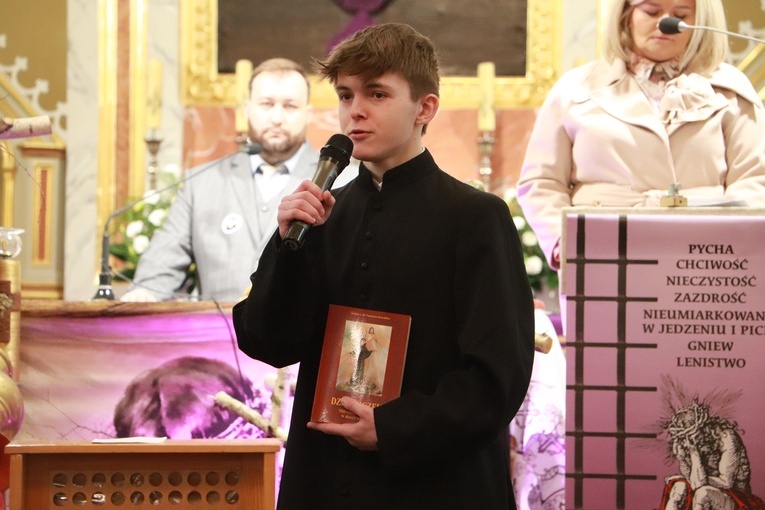 Poświęcenie sztandaru Szkoły Podstawowej SPSK im. s. Faustyny w Pniewie