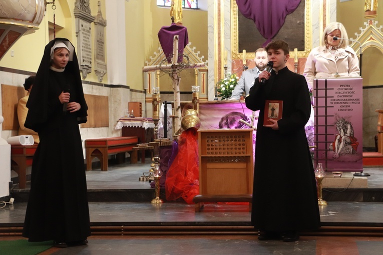 Poświęcenie sztandaru Szkoły Podstawowej SPSK im. s. Faustyny w Pniewie