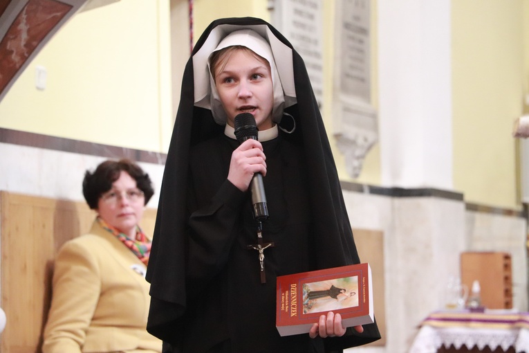 Poświęcenie sztandaru Szkoły Podstawowej SPSK im. s. Faustyny w Pniewie