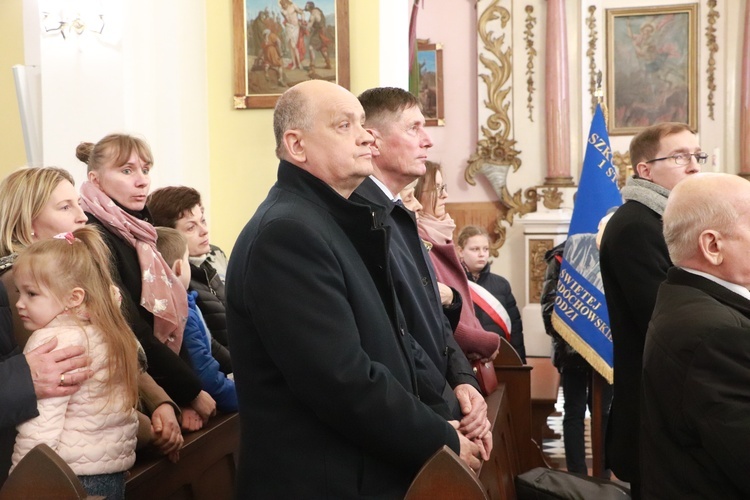 Poświęcenie sztandaru Szkoły Podstawowej SPSK im. s. Faustyny w Pniewie