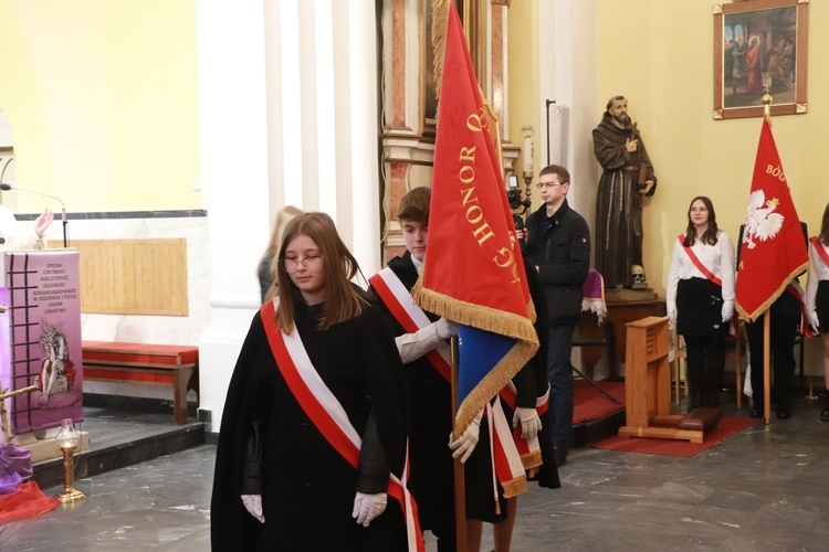 Poświęcenie sztandaru Szkoły Podstawowej SPSK im. s. Faustyny w Pniewie