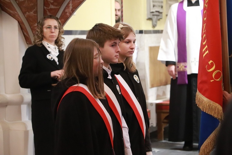 Poświęcenie sztandaru Szkoły Podstawowej SPSK im. s. Faustyny w Pniewie