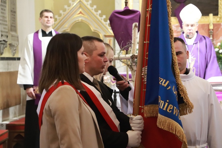 Poświęcenie sztandaru Szkoły Podstawowej SPSK im. s. Faustyny w Pniewie