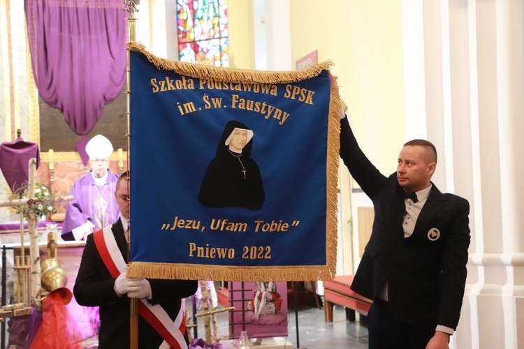 Poświęcenie sztandaru Szkoły Podstawowej SPSK im. s. Faustyny w Pniewie