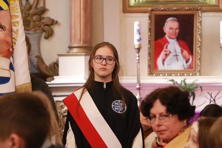 Poświęcenie sztandaru Szkoły Podstawowej SPSK im. s. Faustyny w Pniewie