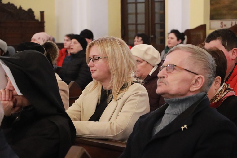 Poświęcenie sztandaru Szkoły Podstawowej SPSK im. s. Faustyny w Pniewie