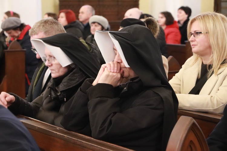 Poświęcenie sztandaru Szkoły Podstawowej SPSK im. s. Faustyny w Pniewie