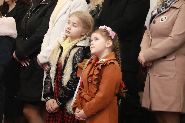 Poświęcenie sztandaru Szkoły Podstawowej SPSK im. s. Faustyny w Pniewie