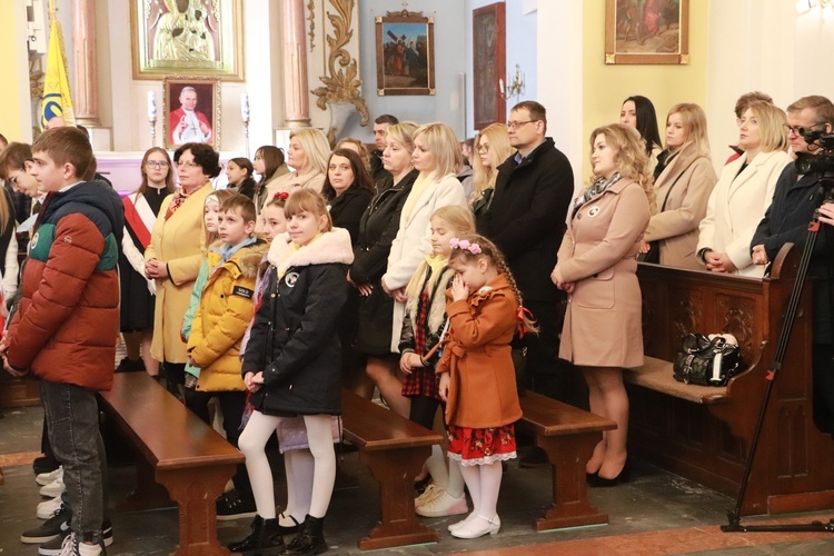 Poświęcenie sztandaru Szkoły Podstawowej SPSK im. s. Faustyny w Pniewie