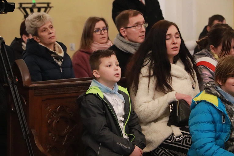 Poświęcenie sztandaru Szkoły Podstawowej SPSK im. s. Faustyny w Pniewie