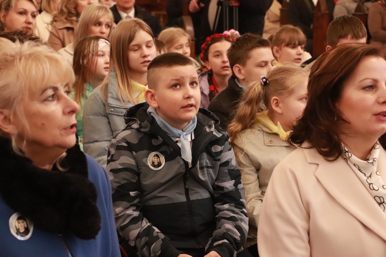 Poświęcenie sztandaru Szkoły Podstawowej SPSK im. s. Faustyny w Pniewie