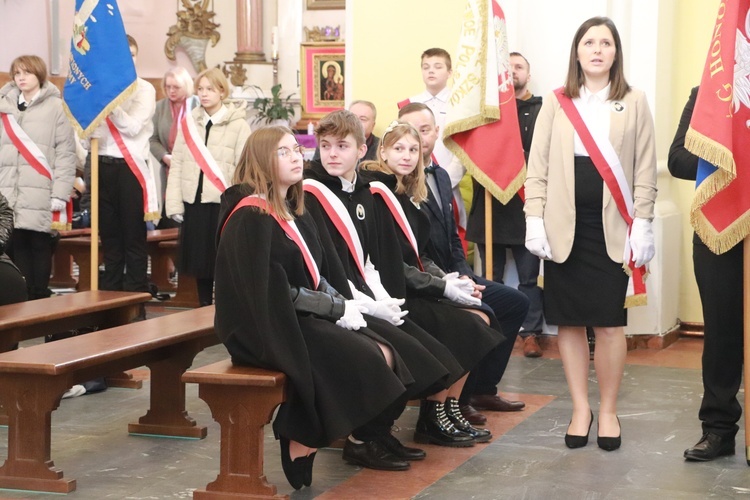 Poświęcenie sztandaru Szkoły Podstawowej SPSK im. s. Faustyny w Pniewie