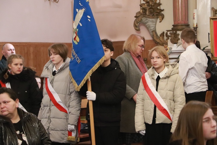 Poświęcenie sztandaru Szkoły Podstawowej SPSK im. s. Faustyny w Pniewie