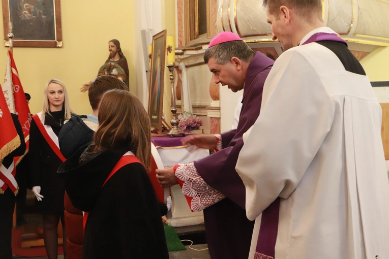 Poświęcenie sztandaru Szkoły Podstawowej SPSK im. s. Faustyny w Pniewie
