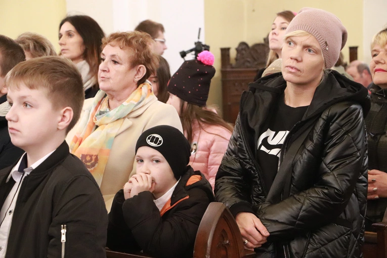 Poświęcenie sztandaru Szkoły Podstawowej SPSK im. s. Faustyny w Pniewie