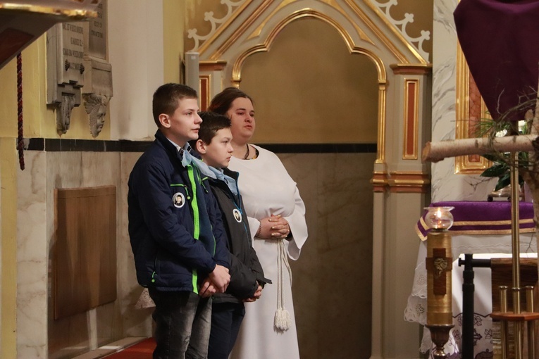 Poświęcenie sztandaru Szkoły Podstawowej SPSK im. s. Faustyny w Pniewie