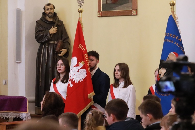 Poświęcenie sztandaru Szkoły Podstawowej SPSK im. s. Faustyny w Pniewie