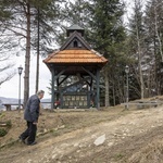 80-letni rzeźbiarz z Tokarni poświęcił życie rzeźbieniu świętych