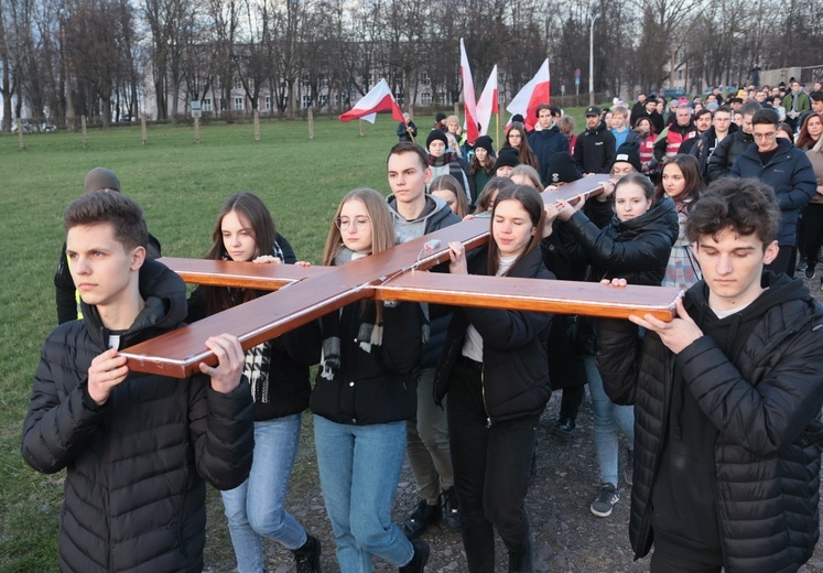 Uczestnicy nabożeństwa przeszli między obozowymi barakami.