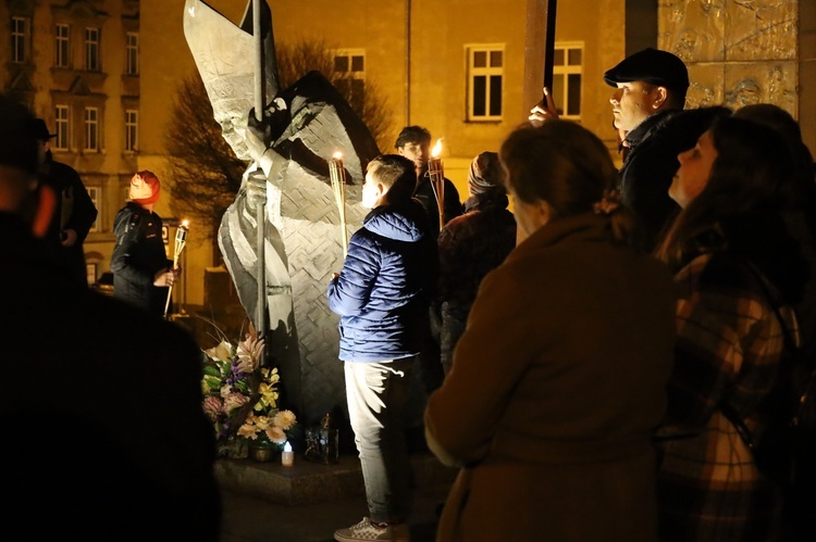 Świdnica. Miejska Droga Krzyżowa pod pomnik św. Jana Pawła II