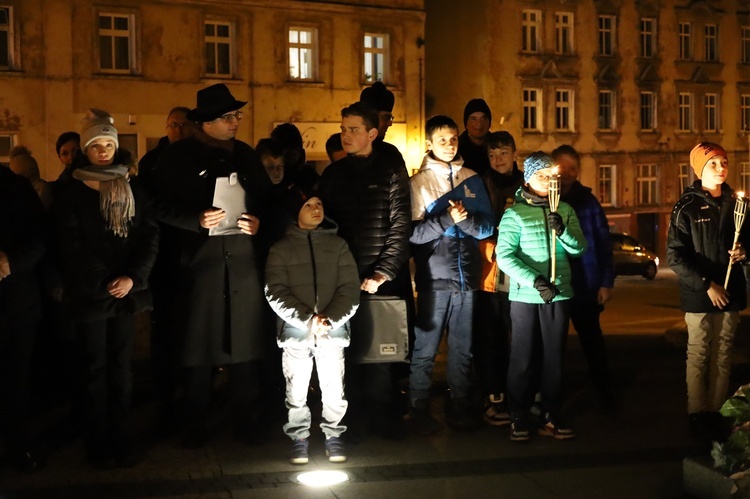 Świdnica. Miejska Droga Krzyżowa pod pomnik św. Jana Pawła II