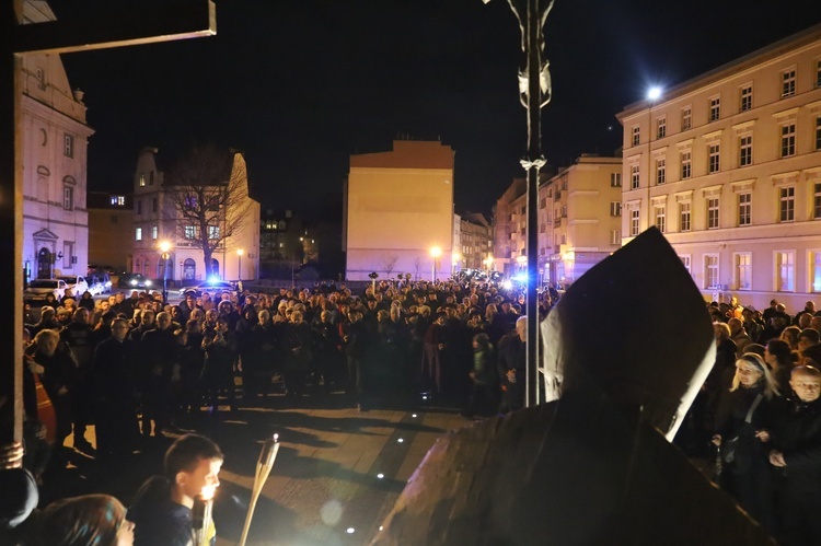 Świdnica. Miejska Droga Krzyżowa pod pomnik św. Jana Pawła II