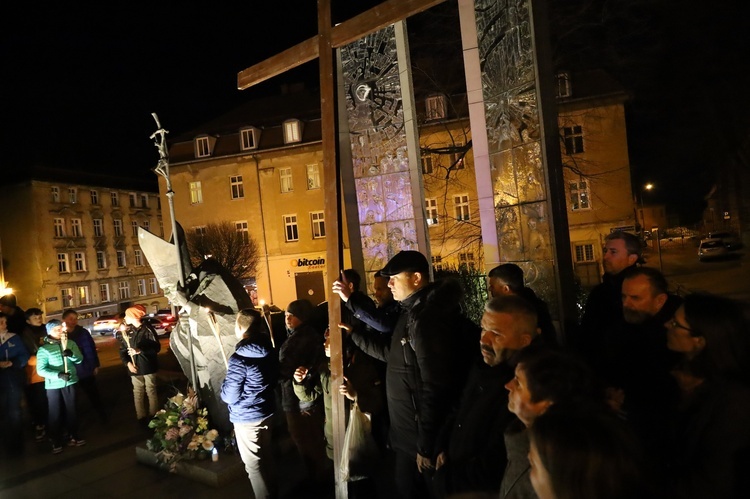 Świdnica. Miejska Droga Krzyżowa pod pomnik św. Jana Pawła II