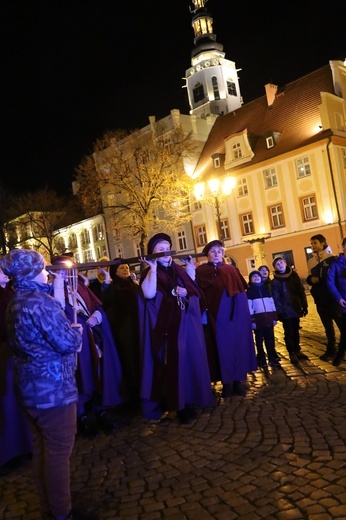 Świdnica. Miejska Droga Krzyżowa pod pomnik św. Jana Pawła II