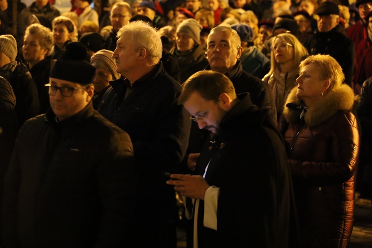 Świdnica. Miejska Droga Krzyżowa pod pomnik św. Jana Pawła II