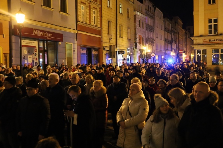 Świdnica. Miejska Droga Krzyżowa pod pomnik św. Jana Pawła II