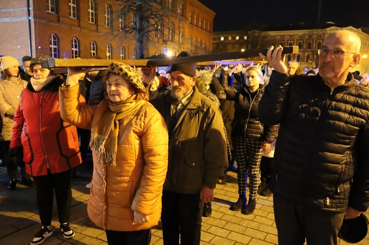 Świdnica. Miejska Droga Krzyżowa pod pomnik św. Jana Pawła II