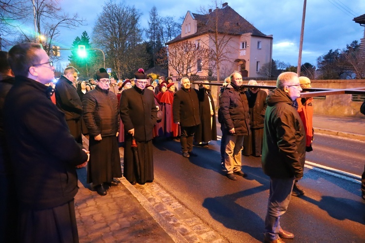 Świdnica. Miejska Droga Krzyżowa pod pomnik św. Jana Pawła II