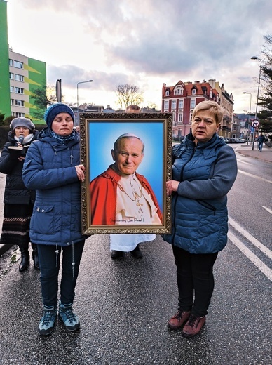 Wałbrzych. Miejska Droga Krzyżowa z parafii Zmartwychwstania do św. Barbary