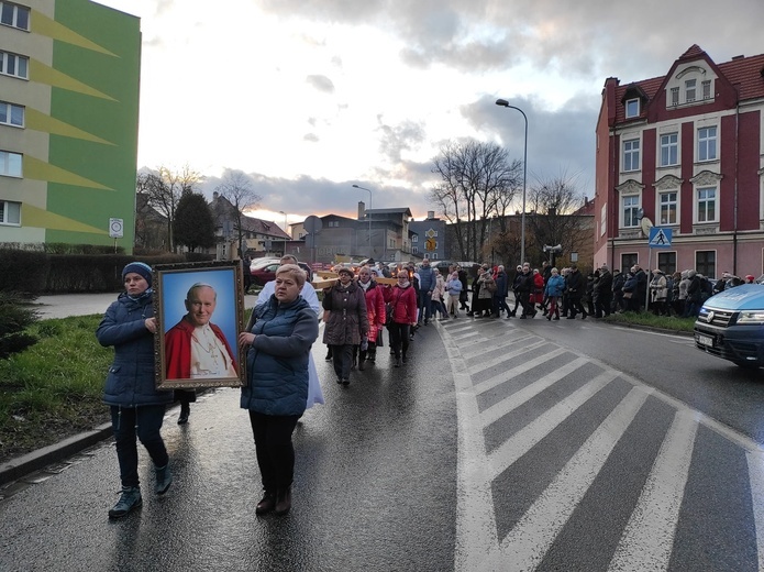 Wałbrzych. Miejska Droga Krzyżowa z parafii Zmartwychwstania do św. Barbary
